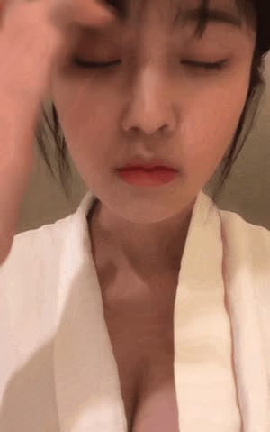 매력쩌는 목욕 가운 입은 문월 자기 가슴 주물럭